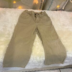 The Children’s Place. Stretch khaki pant. Great condition/rarely worn. Size 3t.